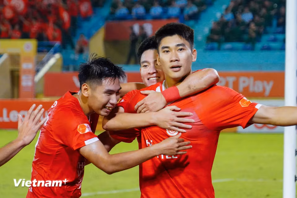Tối 20/10, chủ nhà Thể Công-Viettel giành chiến thắng 2-1 trước đội khách SHB Đà Nẵng ở trận đấu muộn nhất vòng 7 V-League 2025/2026. (Ảnh: Việt Anh/Vietnam+)