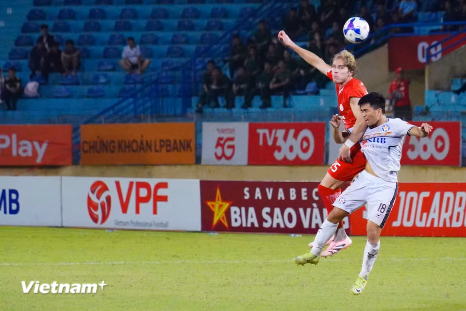 Những phút cuối trận, Thể Công chơi chắc chắn để bảo toàn thắng lợi 2-1. Chung cuộc, đại diện Thủ đô có màn ngược dòng thành công để tiếp tục chuỗi bất bại tại V-League mùa giải năm nay. (Ảnh: Việt Anh/Vietnam+)