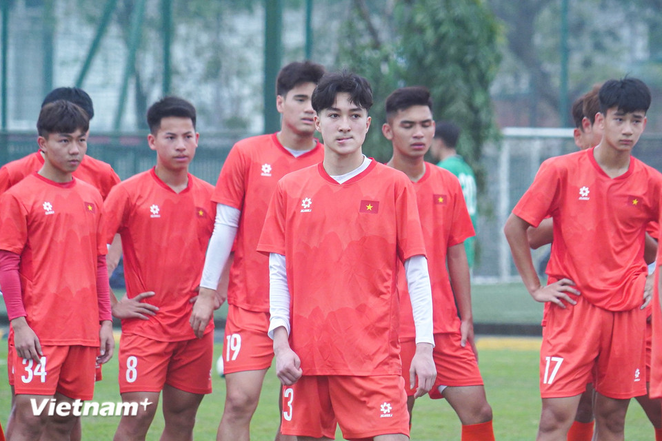 Đáng chú ý, cầu thủ Việt kiều Hà Lan - Thomas Mai Veeren (giữa) đã có buổi tập đầu tiên cùng các đồng đội ở tuyển U17 Việt Nam. (Ảnh: Việt Anh/Vietnam+)