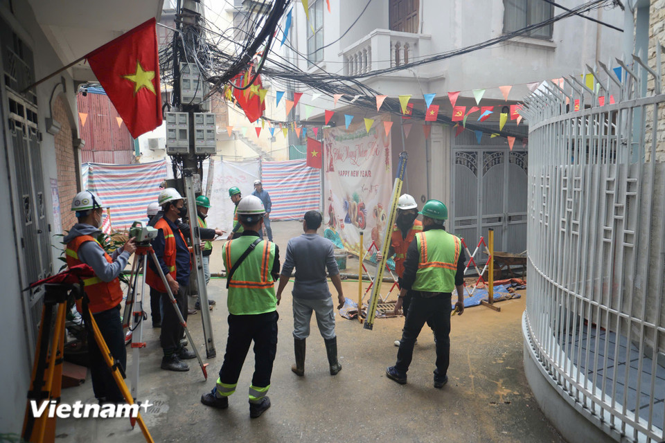 Lực lượng phụ trách dự án đã có mặt để nạo hút khắc phục vệ sinh tuyến đường. (Ảnh: Minh Hiếu/Vietnam+)