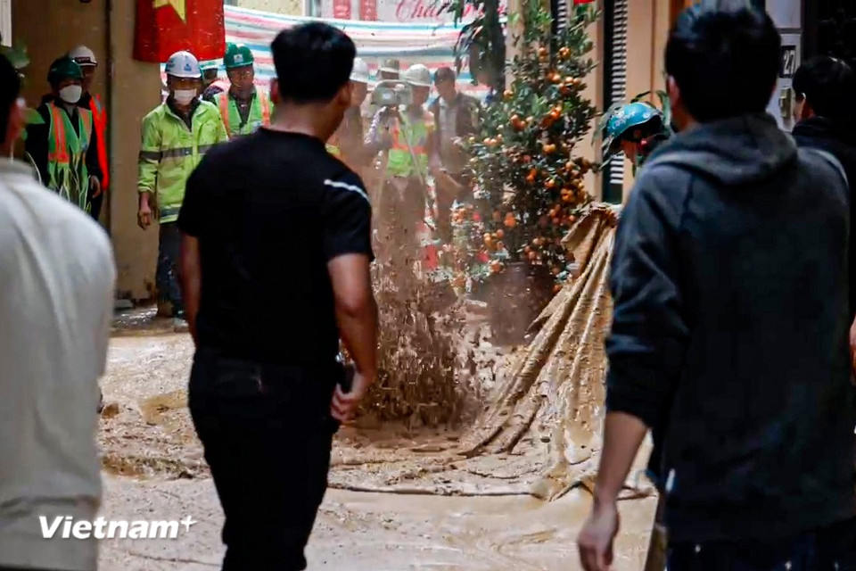 Có hộ dân trong ngõ bị bùn tràn vào nhà, tràn vào cả bể nước gây ảnh hưởng sinh hoạt. (Ảnh: Minh Hiếu/Vietnam+)