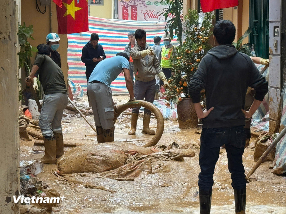 Một số hộ dân cho biết khoảng từ 14 giờ 30 chiều 20/2, bùn từ lòng đất bất ngờ phun lên vô cùng mạnh, có đợt cao tới 2m. (Ảnh: Minh Hiếu/Vietnam+)