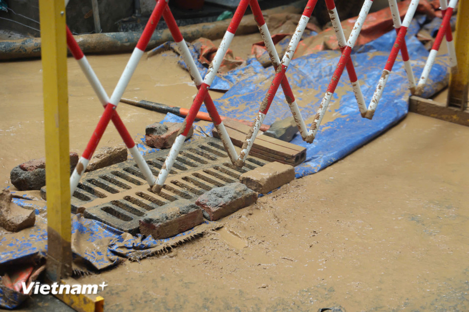 Công việc khắc phục cũng được thực hiện khẩn trương để khôi phục lại vệ sinh, sinh hoạt cho người dân. (Ảnh: Minh Hiếu/Vietnam+)