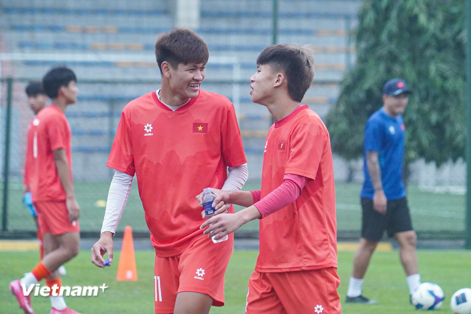 Không khí vui vẻ và những tiếng cười ngập tràn trong buổi tập đầu tiên của tuyển U17 Việt Nam. (Ảnh: Việt Anh/Vietnam+)