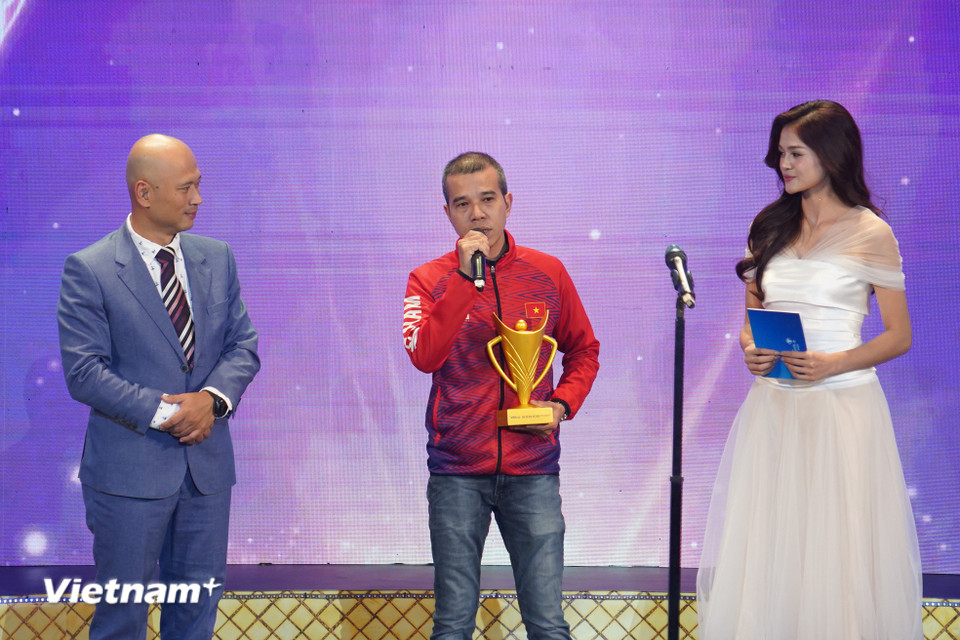 Tâm điểm của billiards thế giới trong năm 2024 - cơ thủ Trần Quyết Chiến giành chiến thắng ở hạng mục Nam Vận động viên của năm. (Ảnh: Việt Anh/Vietnam+)