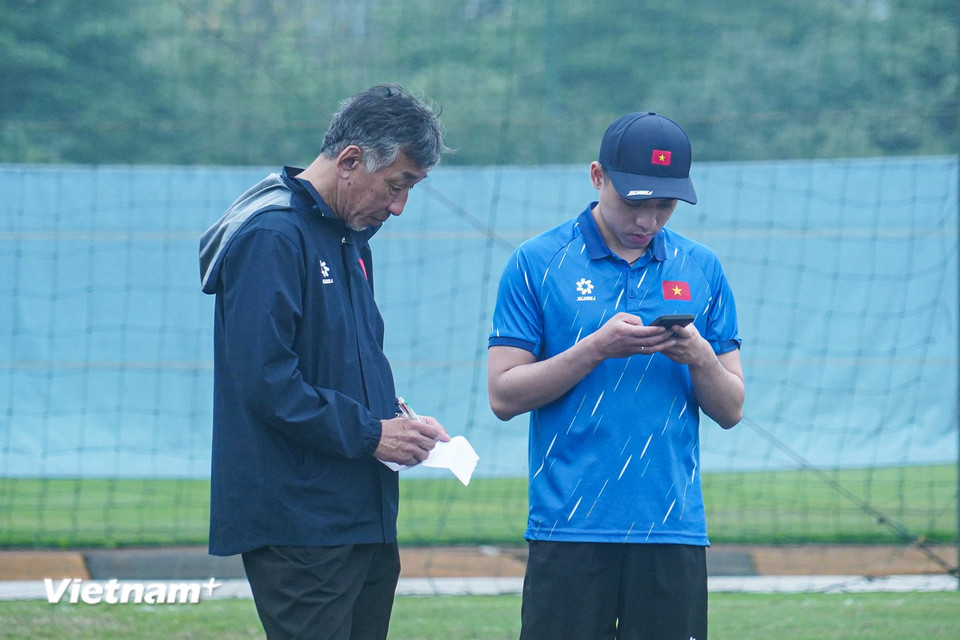 Chuyên gia Yutaka Ikeuchi (trái) giữ vai trò cố vấn giám sát kỹ thuật, nhằm nâng cao chất lượng cho Ban huấn luyện của Đội tuyển trước những thử thách lớn tại Vòng Chung kết U17 châu Á 2025. (Ảnh: Việt Anh/Vietnam+)