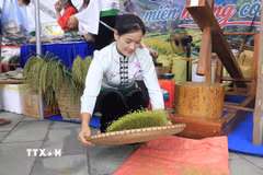 Cốm Tú Lệ một trong những sản phẩm nông sản nổi tiếng ở Lào Cai được du khách biết đến. (Ảnh: Đinh Thùy/TTXVN)