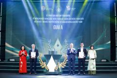 Đồng chí Bùi Thị Minh Hoài, Ủy viên Bộ Chính trị, Bí thư Trung ương Đảng, Chủ tịch Ủy ban Trung ương Mặt trận Tổ quốc Việt Nam và đồng chí Lương Quốc Đoàn, Ủy viên Trung ương Đảng, Chủ tịch Trung ương Hội Nông dân Việt Nam trao giải A cho các tác giả tại Giải báo chí toàn quốc về nông nghiệp, nông dân, nông thôn Việt Nam lần thứ III - năm 2025 tại Lễ trao giải được tổ chức ngày 5/12/2025. (Ảnh: Lê Hiếu)