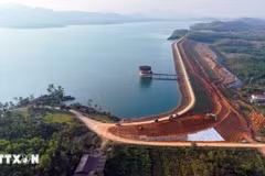 Ứng phó với mưa lớn, bảo đảm an toàn công trình, phòng ngừa ngập lụt, úng, giảm thiểu thiệt hại do thiên tai gây ra. (Ảnh: Hữu Quyết/TTXVN)