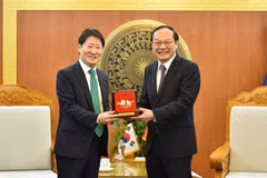 Thứ trưởng Bộ Tài nguyên và Môi trường Lê Công Thành trao tặng quà lưu niệm cho ông Kim Young Ki, Quyền Viện trưởng Viện Công nghệ và Công nghiệp Môi trường Hàn Quốc.