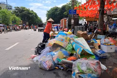 Hoạt động phân loại, xử lý rác tại nhiều địa phương vẫn tồn tại không ít khó khăn, bất cập. (Ảnh: Hùng Võ/Vietnam+)