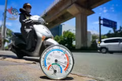 Buổi trưa ngày 24/5, nhiệt độ ngoài đường đo được đạt ngưỡng trên 40 độ C. (Ảnh: Hoài Nam/Vietnam+)