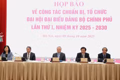 Ủy viên Bộ Chính trị, Phó Bí thư Thường trực Đảng ủy Chính phủ, Phó Thủ tướng Thường trực Chính phủ Nguyễn Hòa Bình cùng lãnh đạo các bộ chủ trì họp báo. (Ảnh: VGP/Nguyễn Hoàng)