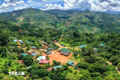 Đầu tư hạ tầng giao thông nông thôn, thủy lợi, điện, nước sinh hoạt cho vùng sâu, vùng xa, vùng đồng bào dân tộc thiểu số. (Nguồn ảnh: TTXVN)