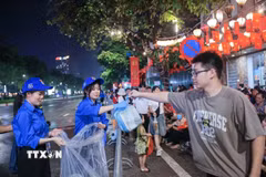 Người dân tham gia tổng vệ sinh môi trường ở khu dân cư. (Ảnh: Vũ Sinh/TTXVN)