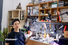 Nguyễn Văn Cường mong rằng những mô hình vỉa hè sẽ trở thành chất liệu để người trẻ hiểu hơn về Hà Nội, thành phố nơi từng viên gạch, từng cột đèn đều có câu chuyện. (Ảnh: Bảo Ngọc/Vietnam+)