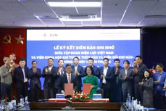 Lãnh đạo Viện Khoa học Khí tượng thủy Văn và Biến đổi khí hậu cùng với lãnh đạo EVN ký kết Biên bản ghi nhớ hợp tác. (Ảnh: Trung Nguyên)