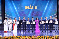 Đại diện nhóm tác giả Võ Mạnh Hùng, Nguyễn Hoài Nam, Đoàn Minh Anh (Báo Điện tử VietnamPlus) nhận giải B giải Báo chí toàn quốc phòng, chống tham nhũng, lãng phí, tiêu cực lần thứ V, năm 2024-2025.