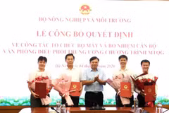 Thứ trưởng Nguyễn Hoàng Hiệp trao các quyết định bổ nhiệm lãnh đạo Văn phòng Điều phối Trung ương Chương trình mục tiêu quốc gia. (Ảnh: Trường Giang)