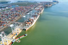 Bốc xếp hàng hóa container tại một cảng biển của Tổng công ty Hàng hải Việt Nam. (Ảnh: PV/Vietnam+)