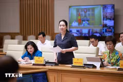 Thứ trưởng Bộ Dân tộc và Tôn giáo Nông Thị Hà báo cáo tình hình triển khai xóa nhà tạm, nhà dột nát trên phạm vi cả nước. (Ảnh: Dương Giang/TTXVN)