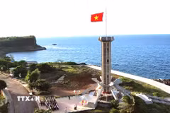 Cột cờ chủ quyền trên đảo Cồn Cỏ, biểu tượng thiêng liêng khẳng định chủ quyền Tổ quốc. (Ảnh: Nguyên Linh/TTXVN)