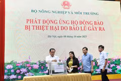 Quyền Bộ trưởng Bộ Nông nghiệp và Môi trường Trần Đức Thắng ủng hộ đồng bào bị thiệt hại do bão lũ. (Ảnh: BNNMT)