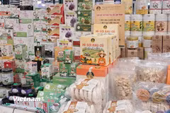Các sản phẩm trưng bày tại Phiên chợ nông sản, đặc sản vùng miền năm 2025 chủ yếu là nông, lâm, thủy sản được sản xuất theo hướng hữu cơ, nông nghiệp sinh thái. (Ảnh: Vũ Võ/Vietnam+)