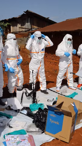 Nhân viên y tế mặc trang phục bảo hộ trước khi điều trị cho bệnh nhân mắc Ebola tại tỉnh Ituri, CHDC Congo ngày 24/5/2026. (Ảnh: THX/TTXVN)