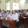 Các đại biểu và bà con ngư dân chăm chú theo dõi diễn biến "Phiên tòa giả định."