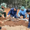 Lực lượng Bộ đội tìm kiếm hài cốt liệt sỹ ở xã Ia Dom. (Ảnh: TTXVN phát)