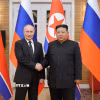 Nhà lãnh đạo Triều Tiên Kim Jong-un (phải) và Tổng thống Nga Vladimir Putin trong cuộc hội đàm tại Bình Nhưỡng ngày 19/6/2024. (Ảnh: Yonhap/TTXVN)
