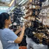 Tiểu thương chợ Đống Đa, thành phố Đà Nẵng ứng dụng zalo để bán hàng trực tuyến. (Ảnh: Mỹ Hà/TTXVN)
