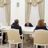 Tổng thống Nga Vladimir Putin và đặc phái viên của Tổng thống Mỹ Donald Trump, ông Steve Witkoff tại cuộc gặp ở Moskva tối 2/12/2025. (Ảnh: AA/TTXVN)