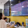 Khách hàng giao dịch chứng khoán. (Ảnh: Trần Việt/TTXVN)