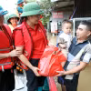 Bà Vũ Thị Quyên, Phó Chủ tịch Hội Chữ thập đỏ tỉnh Lạng Sơn trao quà cho hộ dân có nhà bị ngập tại xã Thất Khê, tỉnh Lạng Sơn. (Ảnh: Văn Đạt/TTXVN)