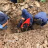 Chiến sỹ Đội K91 tiến hành tìm kiếm hài cốt liệt sỹ trên địa bàn tỉnh. (Ảnh: Hồng Thái/TTXVN)
