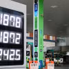 Giá xăng dầu được niêm yết tại trạm xăng ở Seoul, Hàn Quốc. (Ảnh: Yonhap/TTXVN phát)