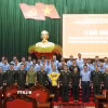 Các đại biểu chụp ảnh lưu niệm cùng các thành viên Đội K53 lên đường làm nhiệm vụ. (Ảnh: TTXVN phát)