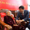 Bí thư Tỉnh ủy Lâm Đồng Y Thanh Hà Niê Kđăm thay mặt lãnh đạo Trung ương, Đảng bộ tỉnh Lâm Đồng chúc mừng cụ Lê Thị Dục và gia đình tại lễ trao tặng Huy hiệu 80 năm tuổi Đảng. (Ảnh: Nguyễn Dũng/TTXVN)