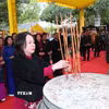 Phó Chủ tịch nước Võ Thị Ánh Xuân dâng hương tại Đền Hai Bà Trưng. (Ảnh: Trọng Đức/TTXVN)