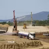 Nhà thầu huy động hàng trăm máy móc thiết bị để đẩy mạnh thi công. (Ảnh: Sỹ Thắng/TTXVN)