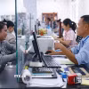 Cán bộ tại Trung tâm Phục vụ hành chính công phường Tân Ninh hướng dẫn người dân thực hiện thủ tục hành chính trên môi trường số. (Ảnh: Minh Phú/TTXVN)
