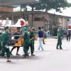 Cán bộ, chiến sỹ hỗ trợ người dân di dời tài sản đến nơi an toàn. (Ảnh minh họa: Nguyễn Thanh/TTXVN)