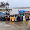 Lực lượng Bộ đội Biên phòng Quảng Trị phối hợp với lực lượng liên quan tiến hành trục vớt tàu, thuyền của ngư dân bị ảnh hưởng sau bão. (Ảnh: TTXVN phát)