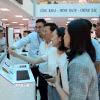 Người dân trải nghiệm thử Kiosk thông minh và hệ thống xác thực, cấp bản sao số, tài liệu điện tử đặt tại Trung tâm Phục vụ hành chính công tỉnh Quảng Ninh. (Ảnh: Đức Hiếu/TTXVN)