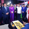Thủ tướng Phạm Minh Chính tham quan không gian văn hóa của Việt Nam tại Lễ hội Văn hóa Thế giới tại Hà Nội. (Ảnh: Dương Giang/TTXVN)