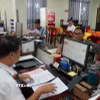 Giải quyết hồ sơ, thủ tục hành chính cho người dân và doanh nghiệp tại Trung tâm hành chính công phường Rạch Giá (An Giang). (Ảnh: Lê Huy Hải/TTXVN)