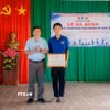 Trao tặng Giấy khen cho em Lê Đức Trung (17 tuổi), trú tại thôn Liêm Công Tây, xã Cửa Tùng vì có hành động dũng cảm cứu người bị đuối nước, hôm 28/6. (Ảnh: TTXVN phát)