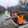 Bộ đội Biên phòng Hà Tĩnh hỗ trợ di dời người dân ra khỏi vùng ngập lụt. (Ảnh minh họa. Hoàng Ngà/TTXVN)
